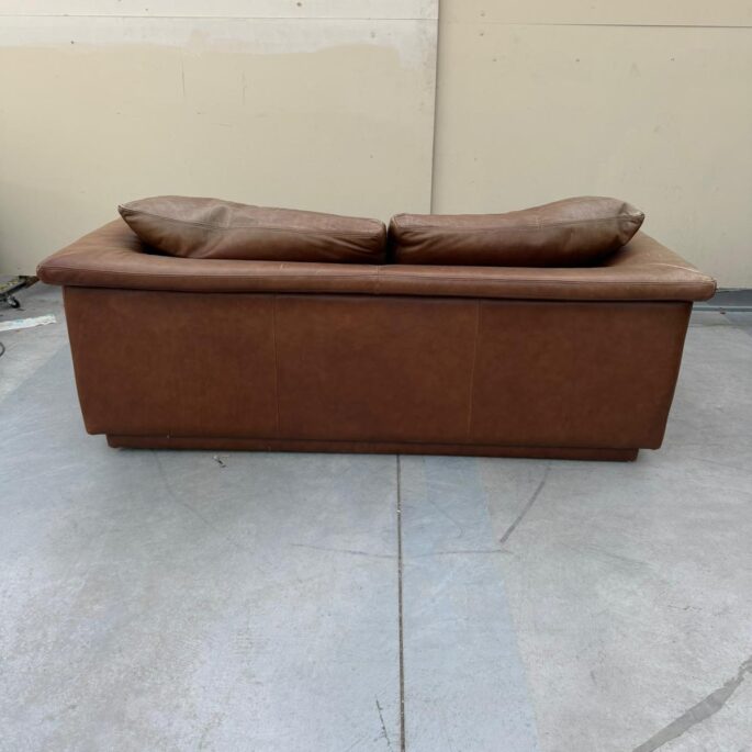 Ādas dīvāns (prece uz pasūtījumu)