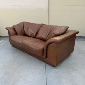 Ādas dīvāns (prece uz pasūtījumu)