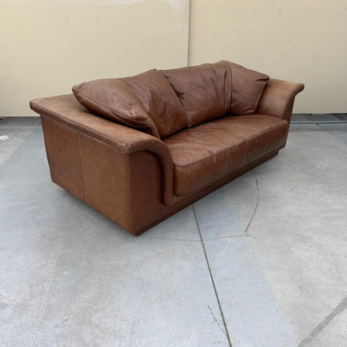 Ādas dīvāns (prece uz pasūtījumu)