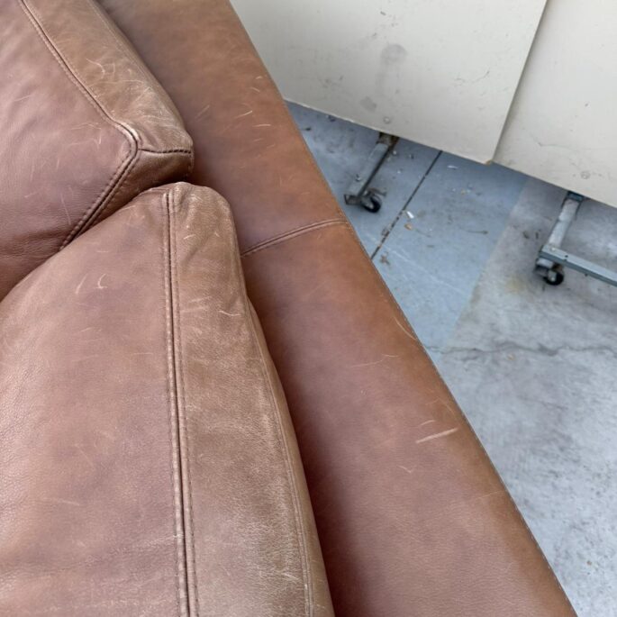 Ādas dīvāns (prece uz pasūtījumu)