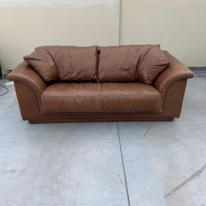 Ādas dīvāns (prece uz pasūtījumu)