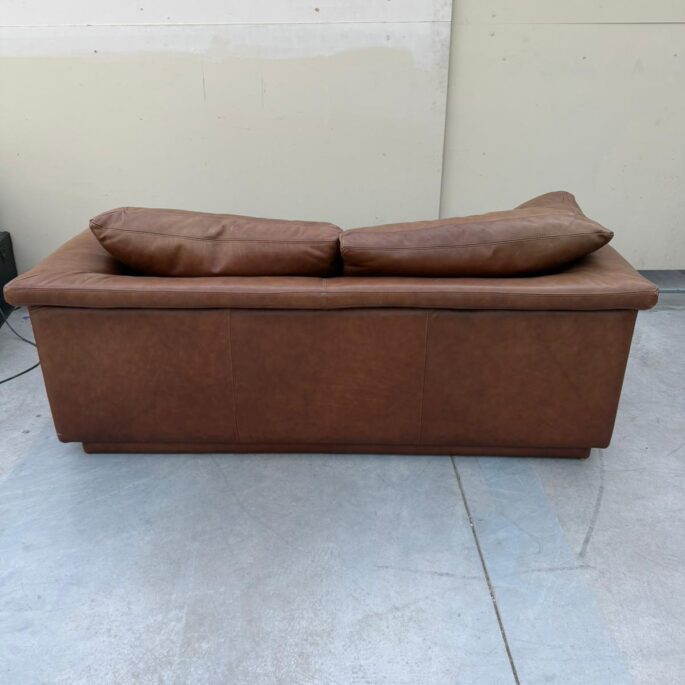 Ādas dīvāns (prece uz pasūtījumu)