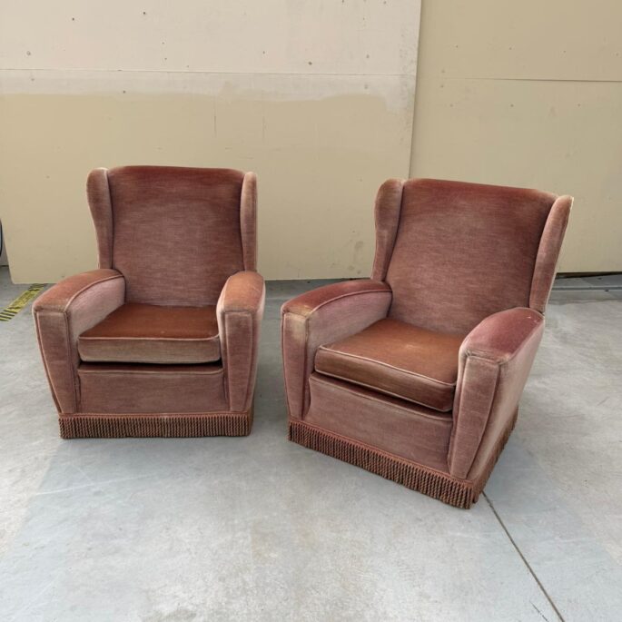 Rozā auduma atpūtas krēsls