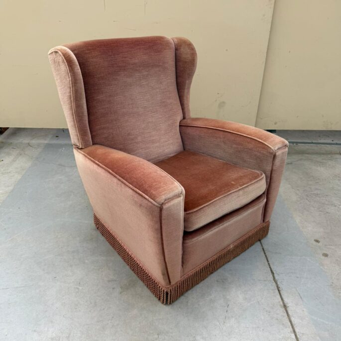 Rozā auduma atpūtas krēsls