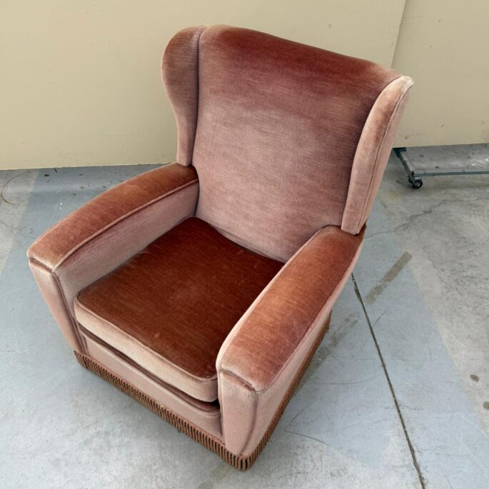 Rozā auduma atpūtas krēsls