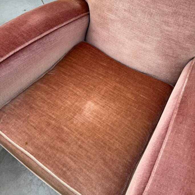 Rozā auduma atpūtas krēsls