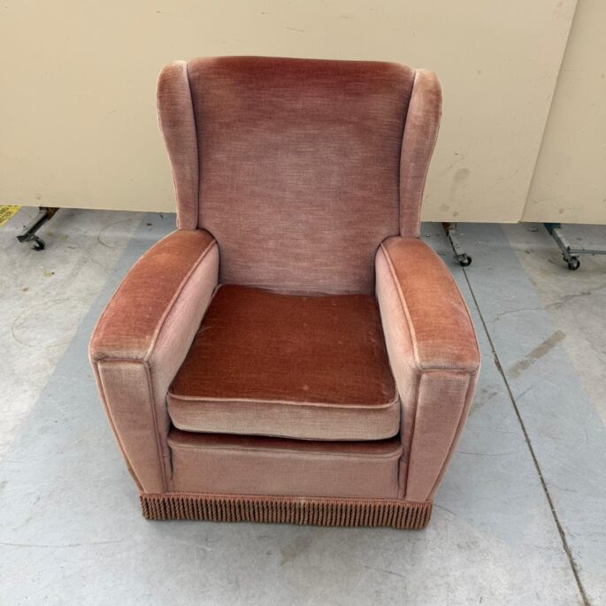 Rozā auduma atpūtas krēsls
