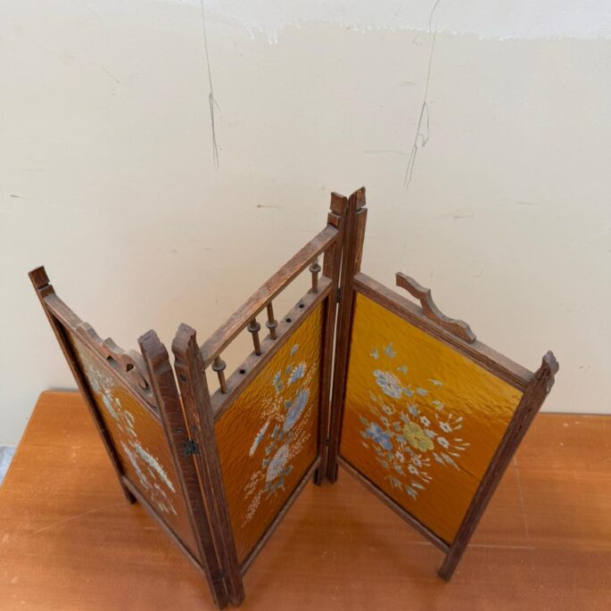 Koka aizslietnis ar dzeltenām stikla plāksnēm (prece uz pasūtījumu)