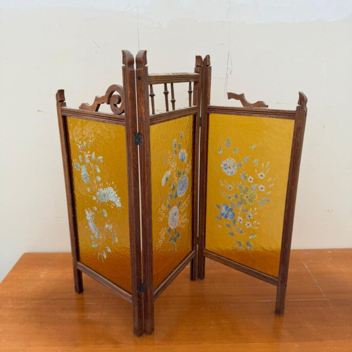 Koka aizslietnis ar dzeltenām stikla plāksnēm (prece uz pasūtījumu)