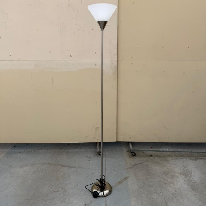 Metāla stāvlampa (prece uz pasūtījumu)