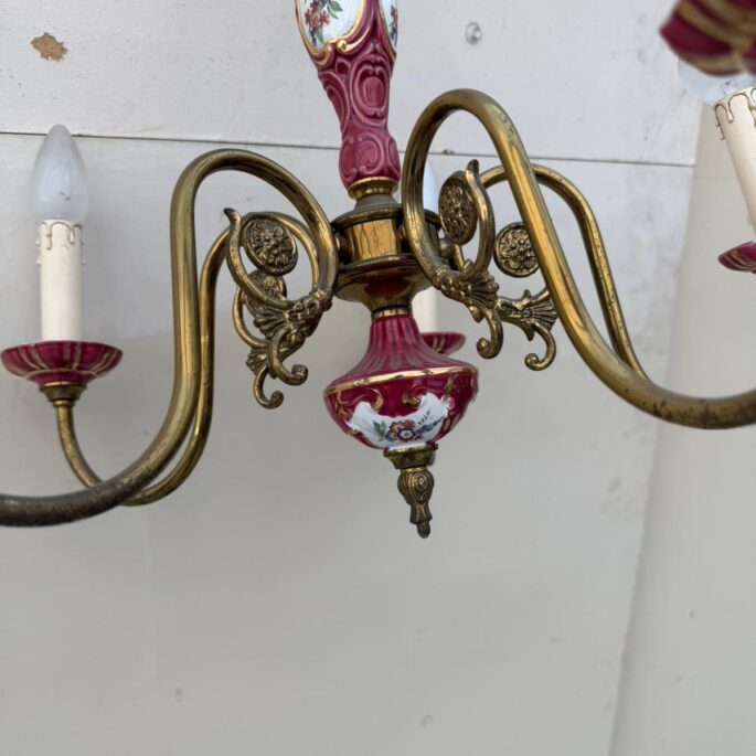 Lustra ar metāla un porcelāna detaļām (prece uz pasūtījumu)
