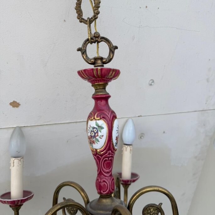 Lustra ar metāla un porcelāna detaļām (prece uz pasūtījumu)