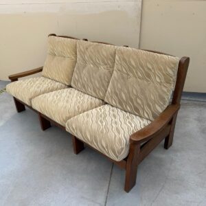 Auduma dīvāns koka rāmī (prece uz pasūtījumu)