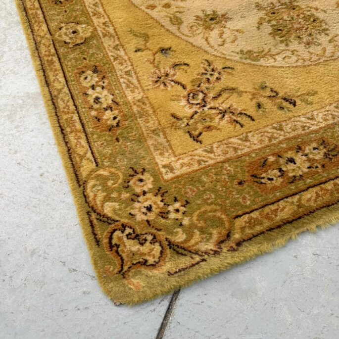 Paklājs ar ornamentiem (100 x 200 cm)