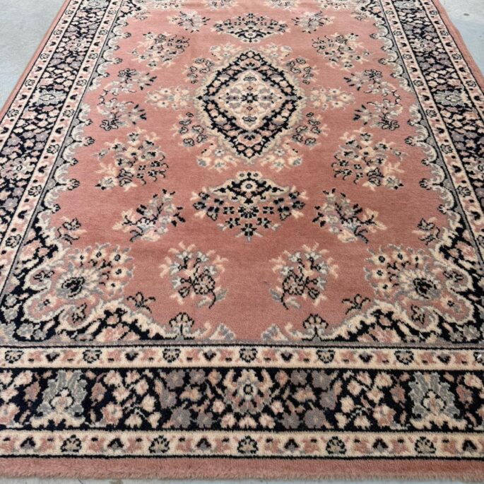 Paklājs ar ornamentiem (141 x 199 cm)