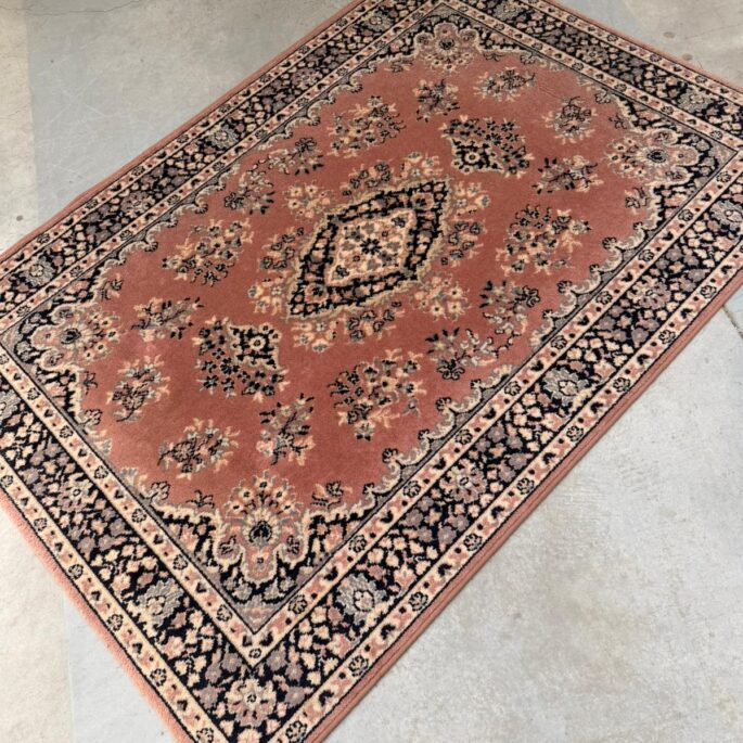 Paklājs ar ornamentiem (141 x 199 cm)