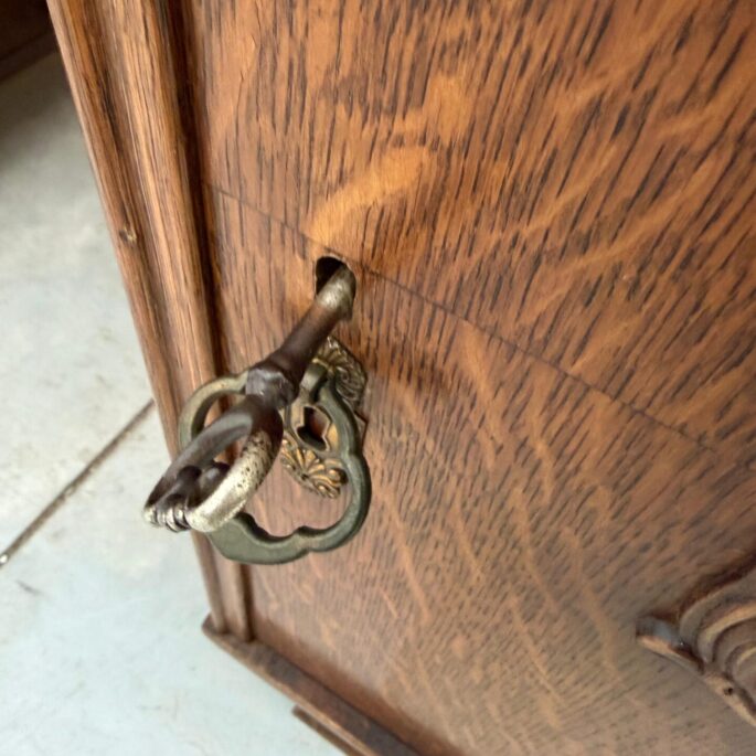 Rakstāmgalds brūnā krāsā (prece uz pasūtījumu)