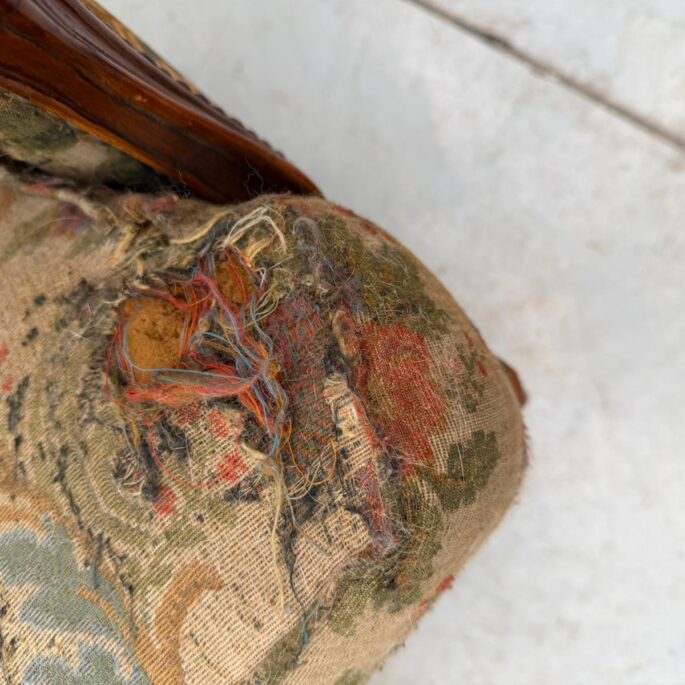 Vintāžas stila sofa (prece uz pasūtījumu)