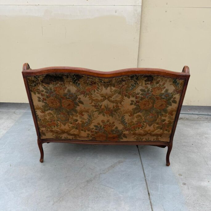 Vintāžas stila sofa (prece uz pasūtījumu)
