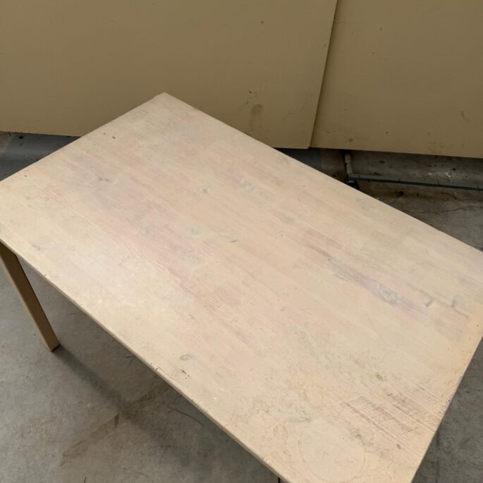 Bēšs ēdamgalds (prece uz pasūtījumu)