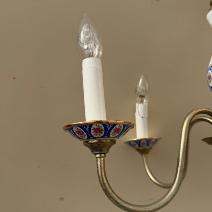 Klasisks misiņa un porcelāna kroņlukturis ar 5 spuldzēm (Prece uz pasūtījumu)