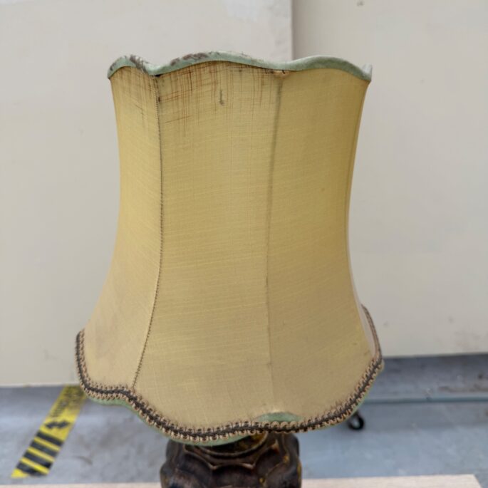Klasiska galda lampa ar kokgriezuma pamatni