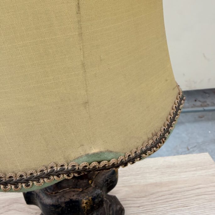 Klasiska galda lampa ar kokgriezuma pamatni