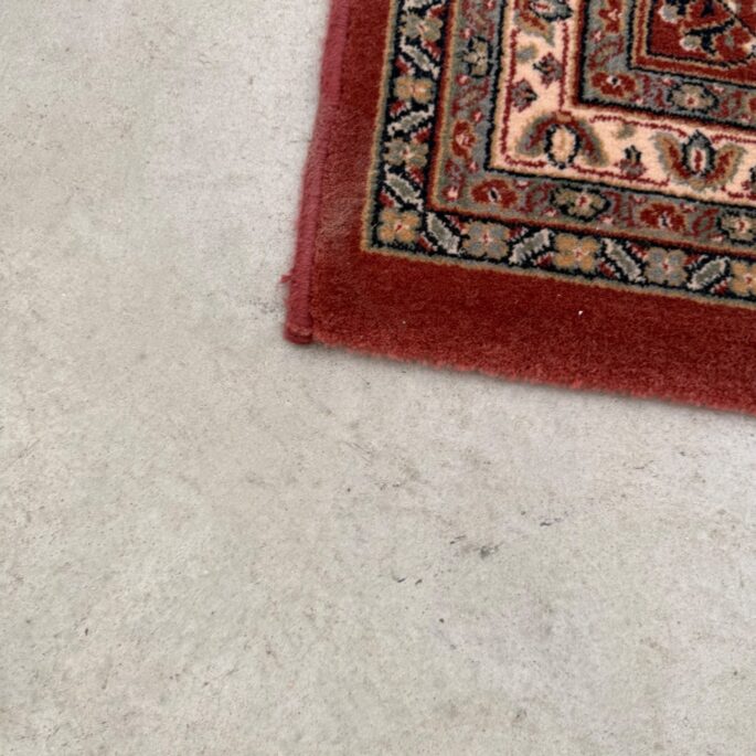 Paklājs ar orientālu rakstu