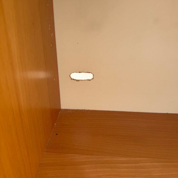Koka sekcija ar stikla durvīm un atvilktnēm (Prece uz pasūtījumu)