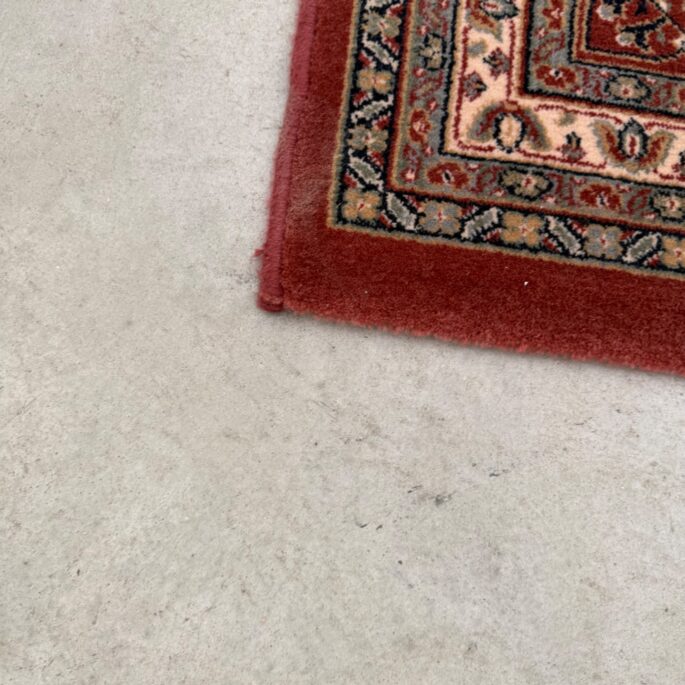 Klasisks bordo krāsas paklājs ar austrumu rakstu