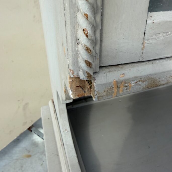 Koka bufete ar stiklotu augšdaļu (Prece uz pasūtījumu)