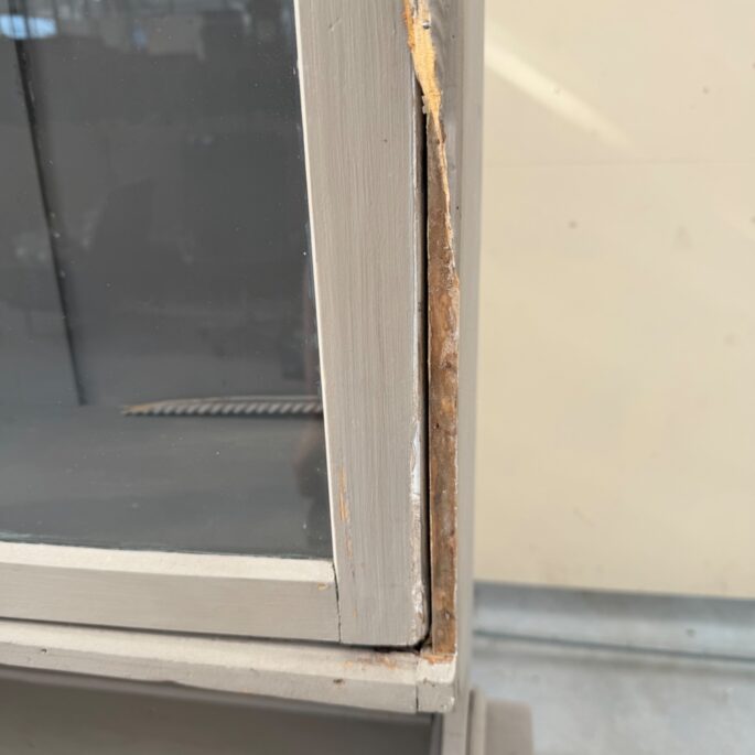 Koka bufete ar stiklotu augšdaļu (Prece uz pasūtījumu)
