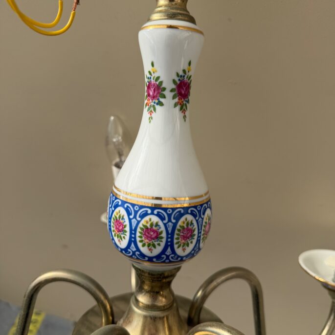 Klasisks misiņa un porcelāna kroņlukturis ar 5 spuldzēm (Prece uz pasūtījumu)