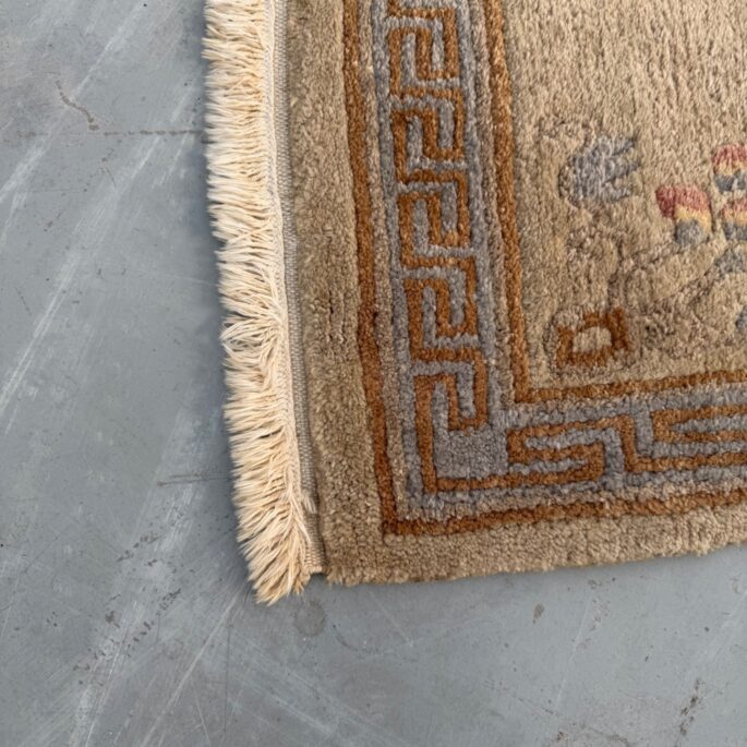 Mazs bēšs paklājs ar ornamentiem