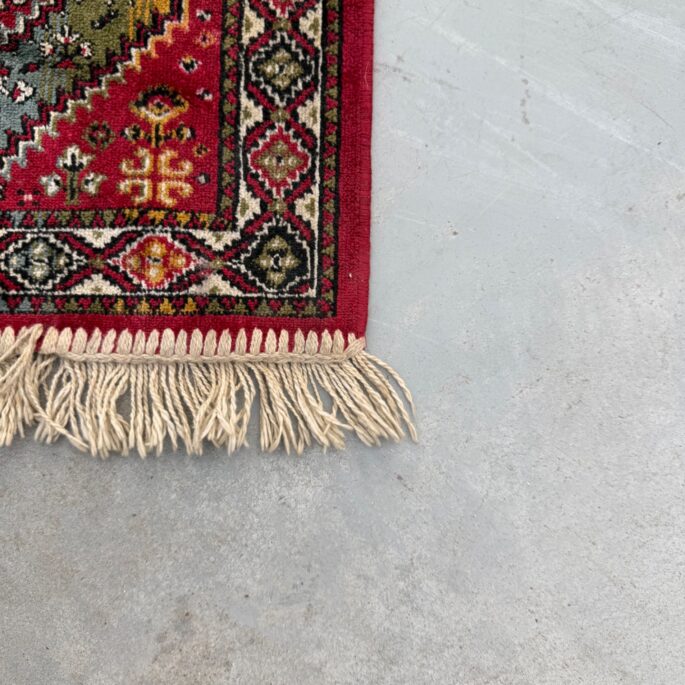 Neliels rakstains paklājs ar bārkstīm (34 x 75 cm)