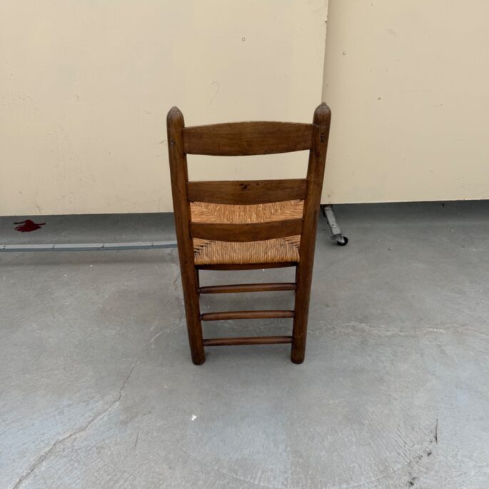 Vintage koka krēsls ar pītu sēdvietu