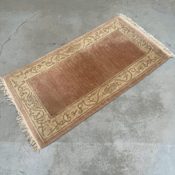 Klasisks bēši brūns rakstains paklājs (72 x 149 cm)