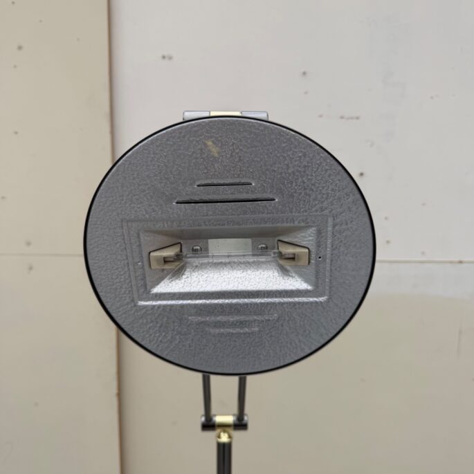 Dizaina metāla stāvlampa (Prece uz pasūtījumu)