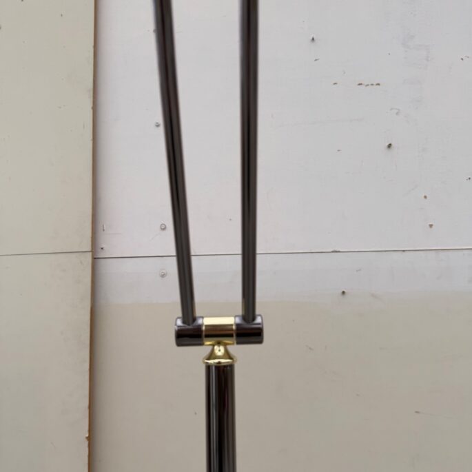 Dizaina metāla stāvlampa (Prece uz pasūtījumu)