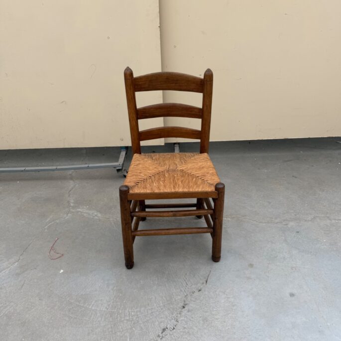 Vintage koka krēsls ar pītu sēdvietu