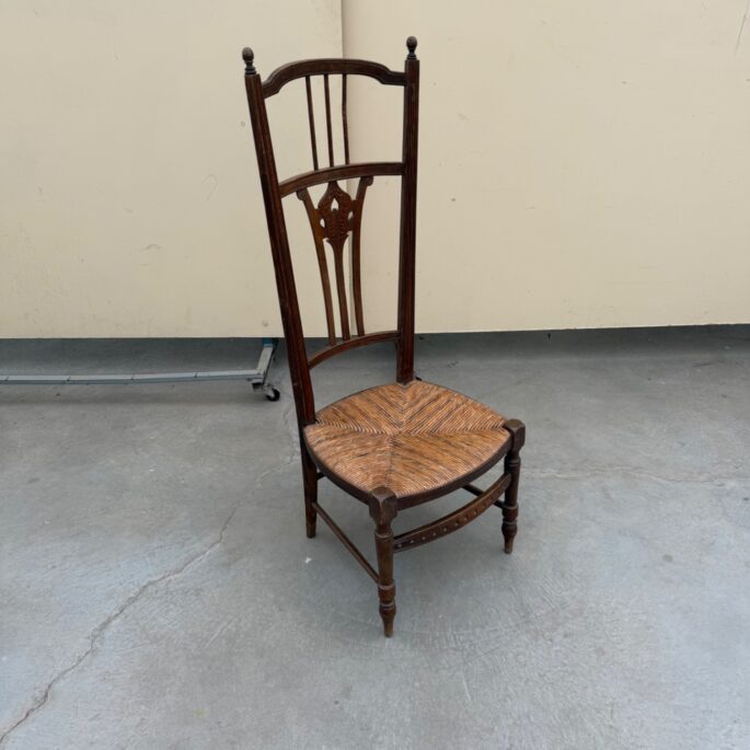 Vintage koka krēsls ar augstu atzveltni un pītu sēdekli (Prece uz pasūtījumu)