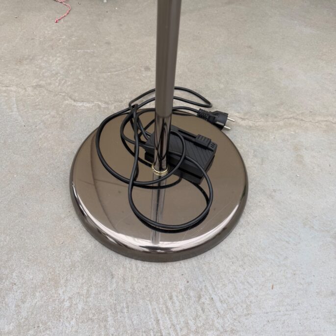 Dizaina metāla stāvlampa (Prece uz pasūtījumu)