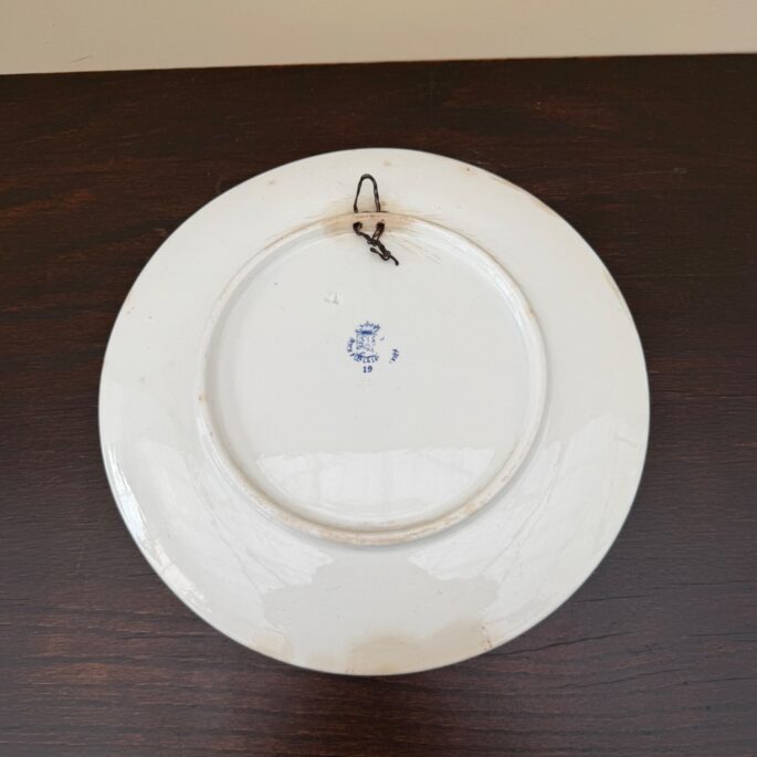 Dekoratīvs porcelāna šķīvis 