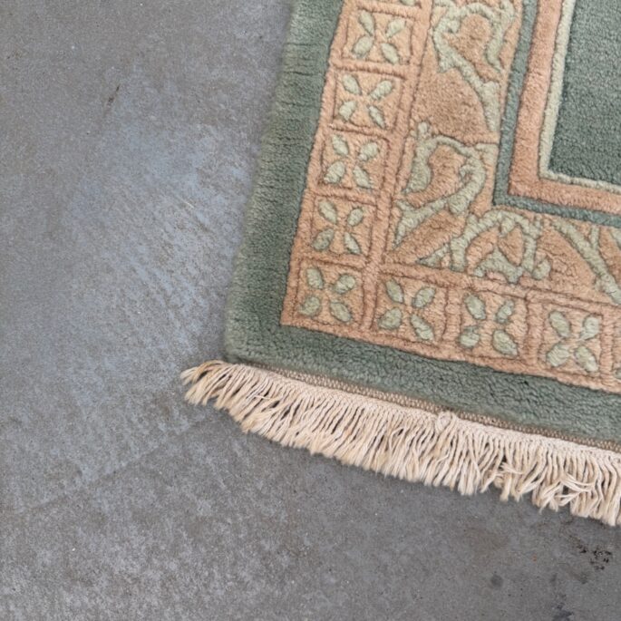 Neliels dekoratīvais paklājs ar ziedu motīvu