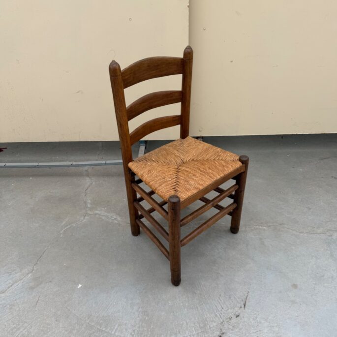 Vintage koka krēsls ar pītu sēdvietu
