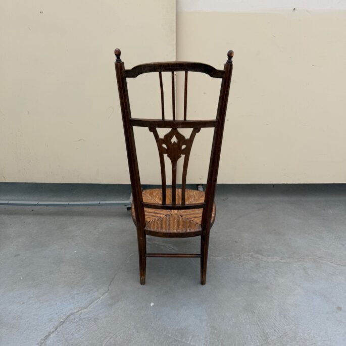 Vintage koka krēsls ar augstu atzveltni un pītu sēdekli (Prece uz pasūtījumu)