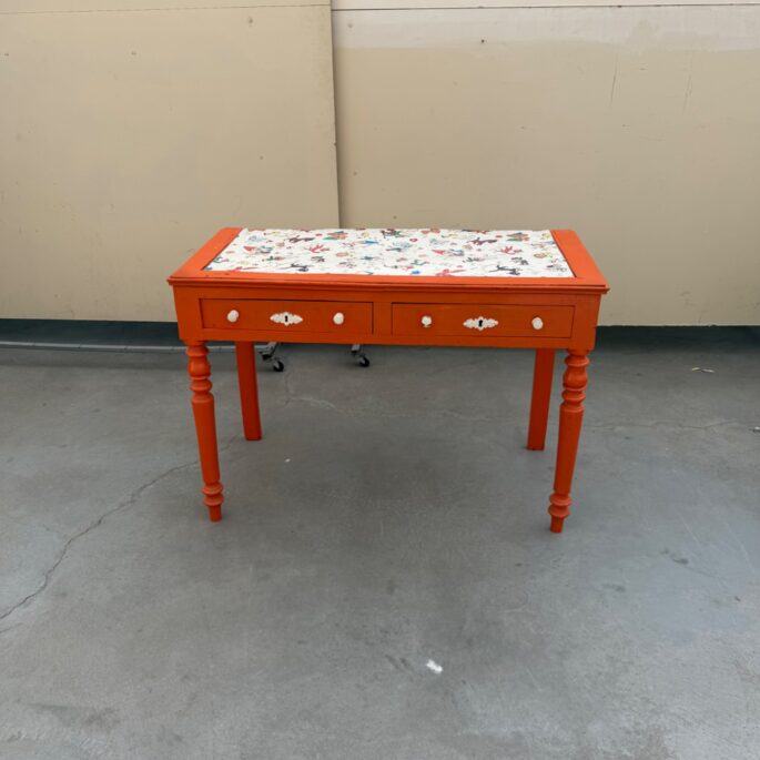 Oranžs koka rakstāmgalds ar ornamentālu virsmu (Prece uz pasūtījumu)