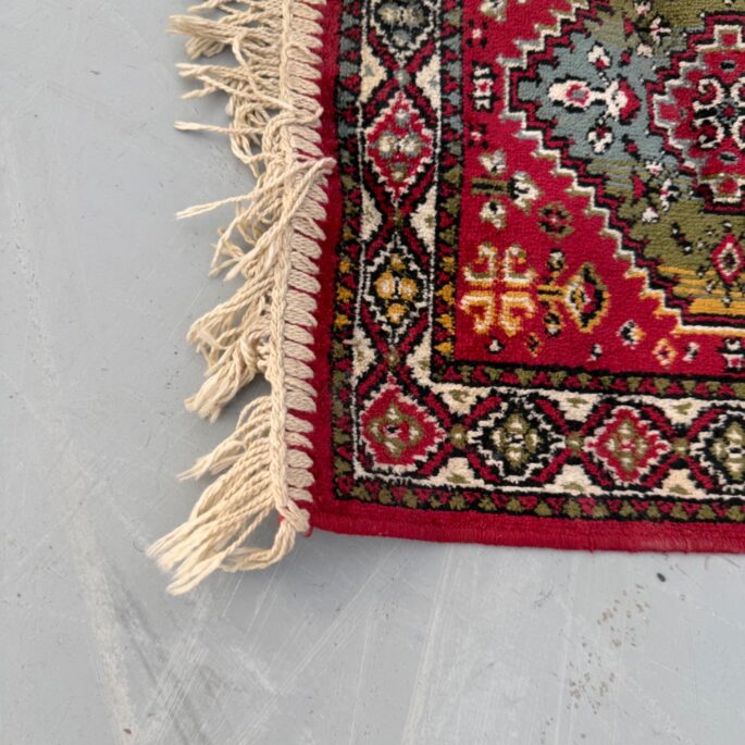 Neliels rakstains paklājs ar bārkstīm (34 x 75 cm)