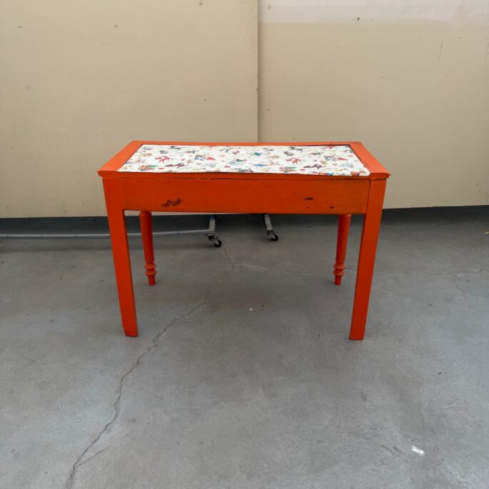 Oranžs koka rakstāmgalds ar ornamentālu virsmu (Prece uz pasūtījumu)