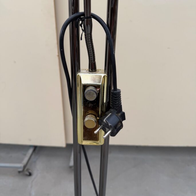Metāla stāvlampa ar dubulto apgaismojumu (Prece uz pasūtījumu)